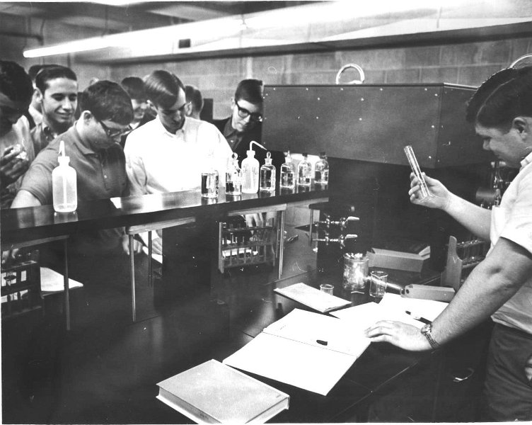 chemistrylab2.jpg - Chemistry Lab at old A&P.