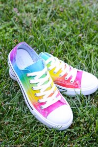 pause & create tye dye kicks